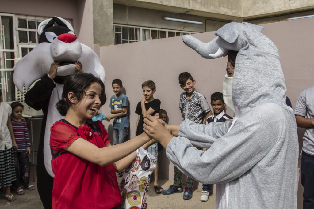 22/10/2015 -- Kirkuk-Iraq, Iraq -- Members of the Humantarian organisation play a game with IDP Kids at the National Institute of Human Rights organisation.